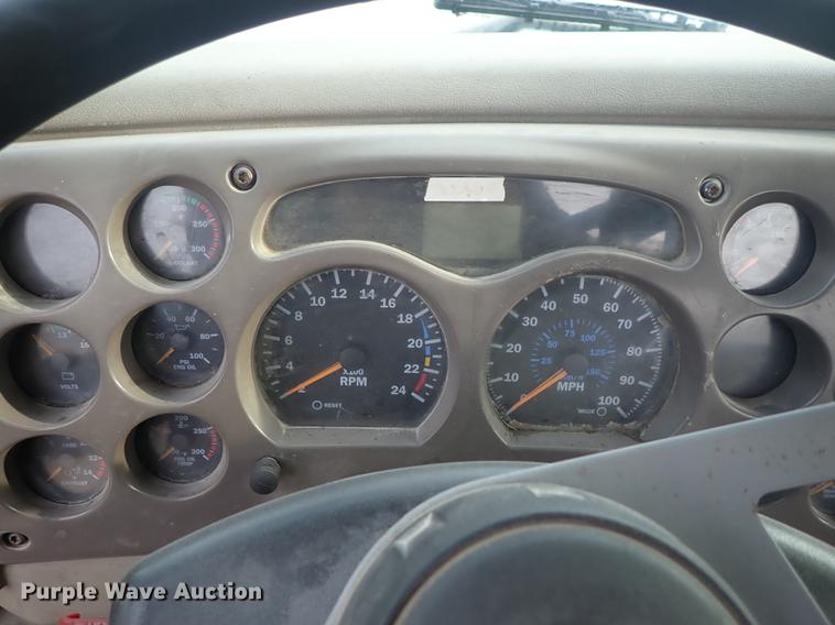 image for item DF1117 2002 Mack CH613 semi truck