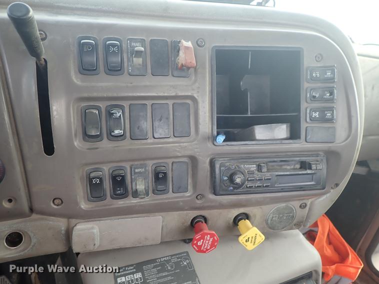 image for item DF1117 2002 Mack CH613 semi truck