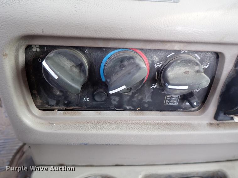 image for item DF1117 2002 Mack CH613 semi truck