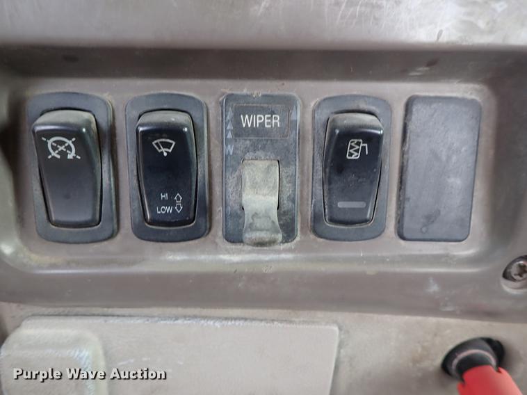 image for item DF1117 2002 Mack CH613 semi truck