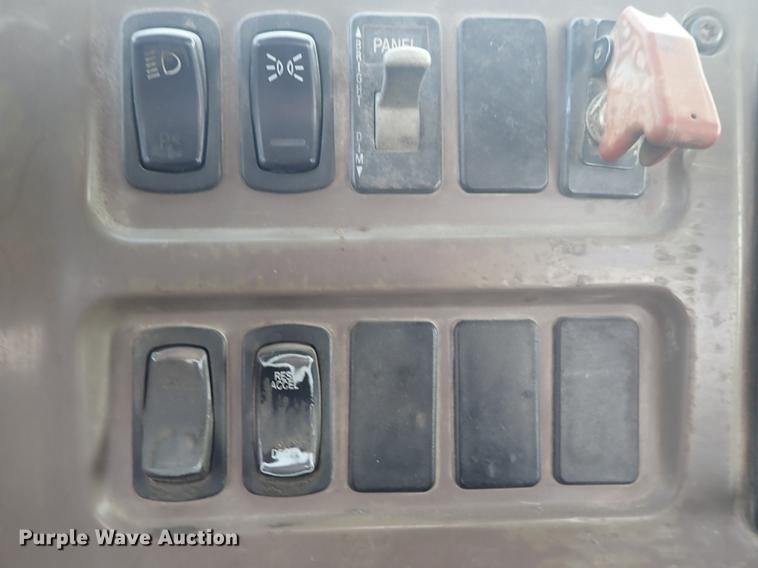 image for item DF1117 2002 Mack CH613 semi truck