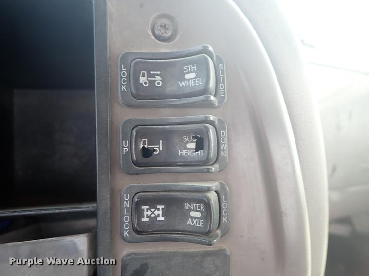 image for item DF1117 2002 Mack CH613 semi truck