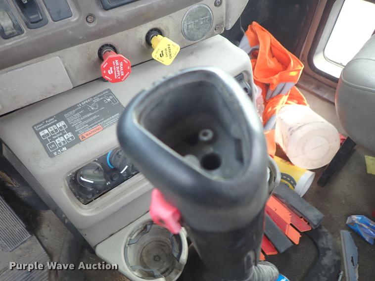 image for item DF1117 2002 Mack CH613 semi truck