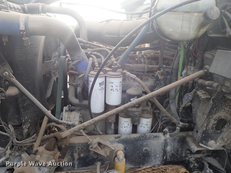 image for item DF1117 2002 Mack CH613 semi truck