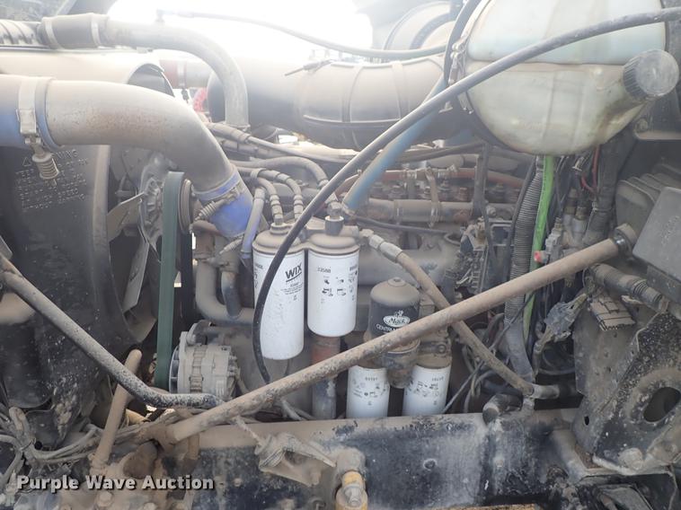 image for item DF1117 2002 Mack CH613 semi truck