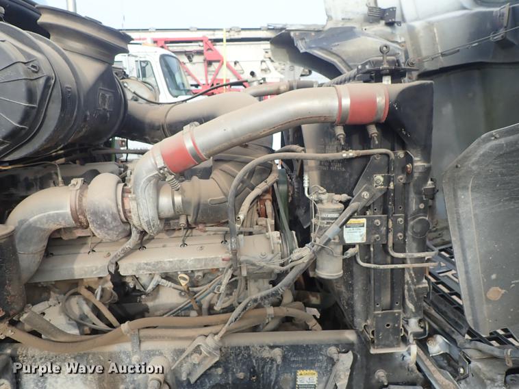 image for item DF1117 2002 Mack CH613 semi truck