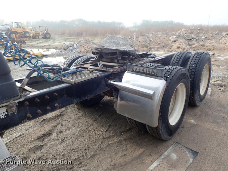 image for item DF1117 2002 Mack CH613 semi truck