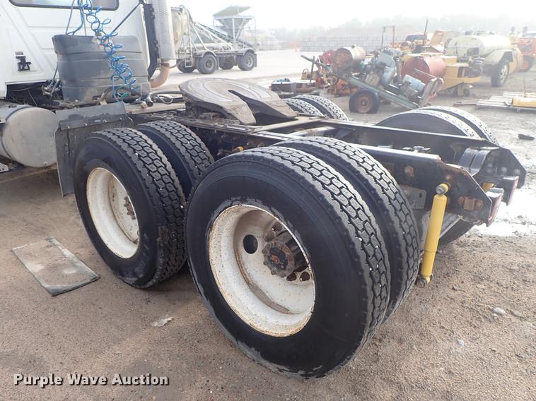 image for item DF1117 2002 Mack CH613 semi truck