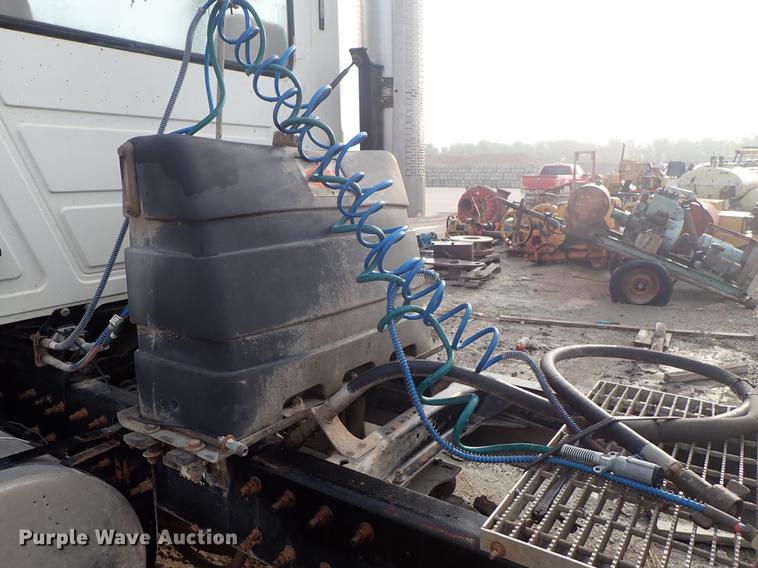 image for item DF1117 2002 Mack CH613 semi truck