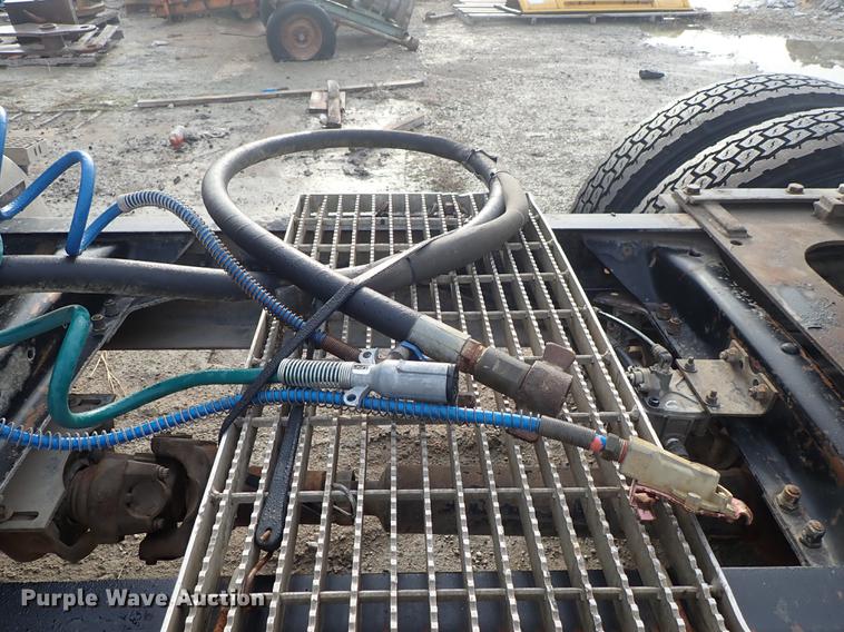 image for item DF1117 2002 Mack CH613 semi truck