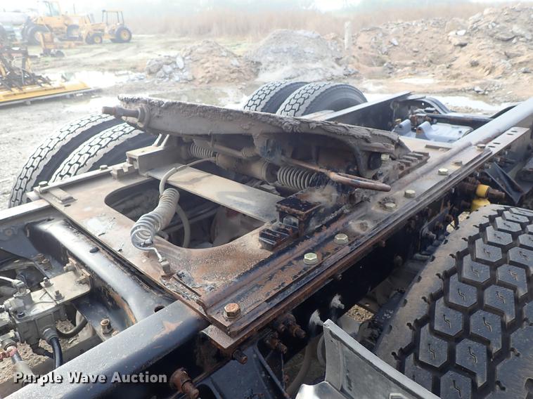 image for item DF1117 2002 Mack CH613 semi truck