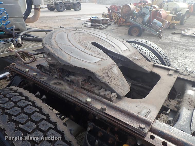 image for item DF1117 2002 Mack CH613 semi truck