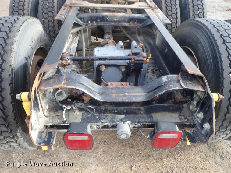 image for item DF1117 2002 Mack CH613 semi truck