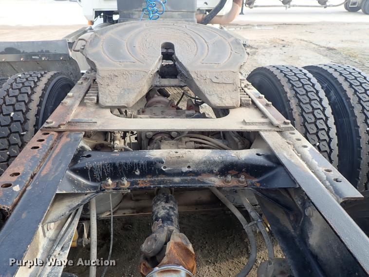 image for item DF1117 2002 Mack CH613 semi truck