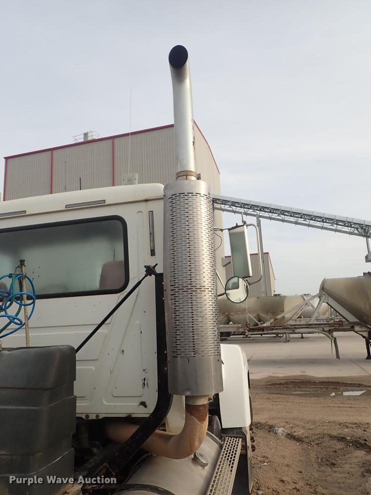 image for item DF1117 2002 Mack CH613 semi truck