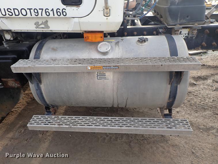 image for item DF1117 2002 Mack CH613 semi truck