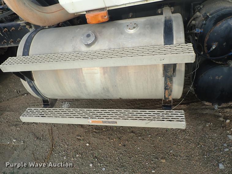 image for item DF1117 2002 Mack CH613 semi truck