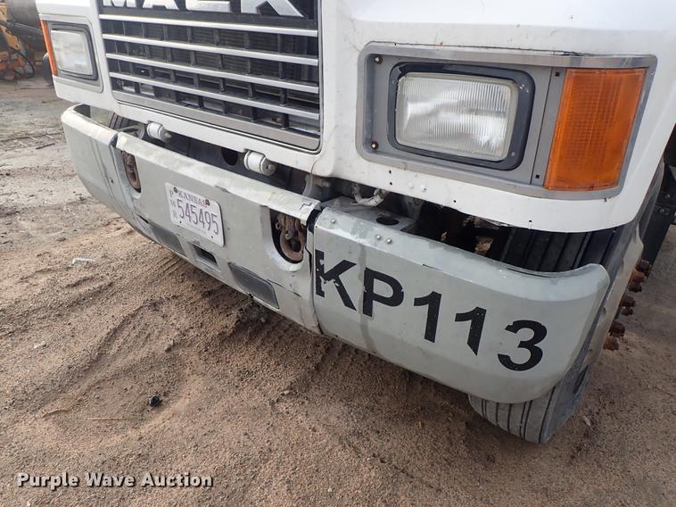 image for item DF1117 2002 Mack CH613 semi truck