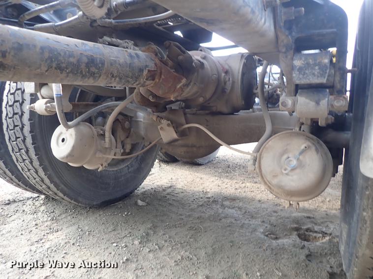 image for item DF1117 2002 Mack CH613 semi truck