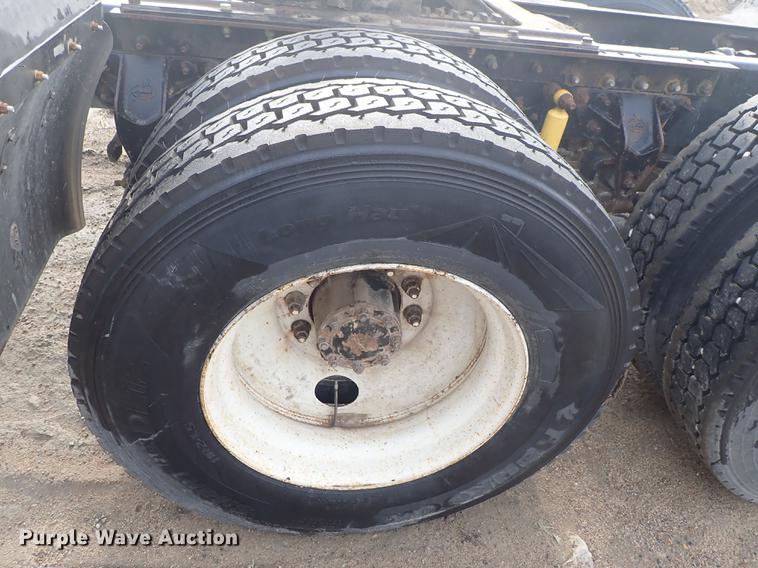 image for item DF1117 2002 Mack CH613 semi truck