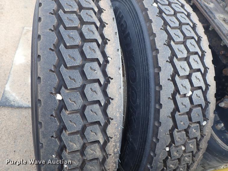 image for item DF1117 2002 Mack CH613 semi truck