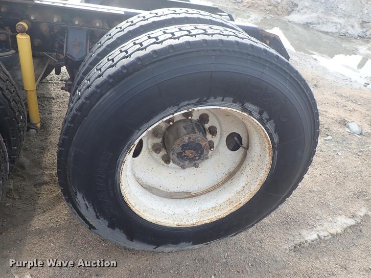 image for item DF1117 2002 Mack CH613 semi truck