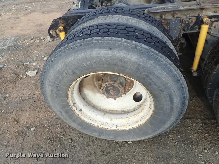 image for item DF1117 2002 Mack CH613 semi truck