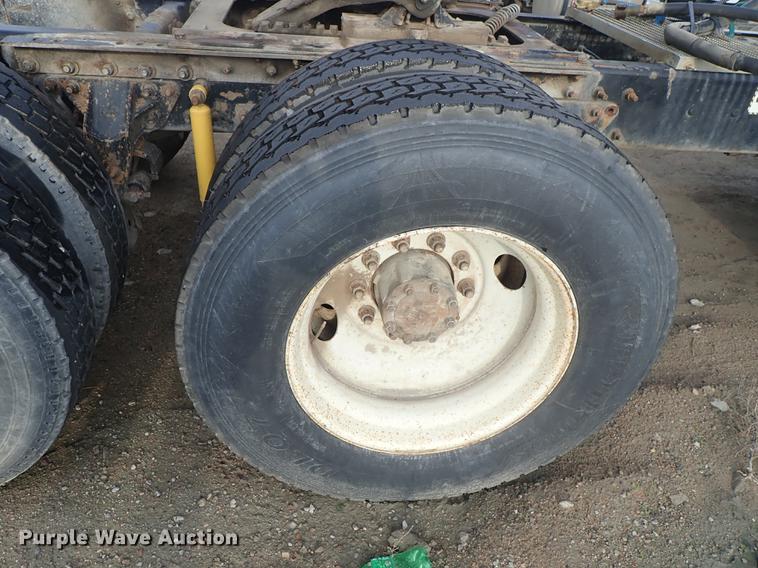 image for item DF1117 2002 Mack CH613 semi truck