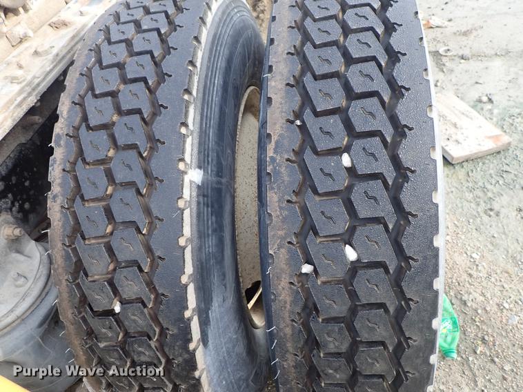 image for item DF1117 2002 Mack CH613 semi truck