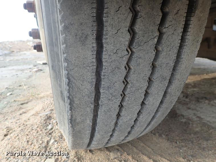 image for item DF1117 2002 Mack CH613 semi truck