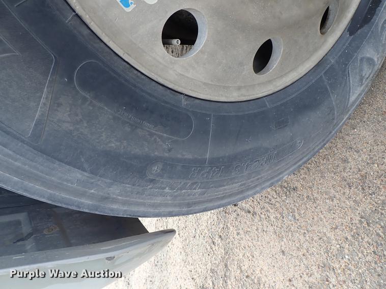 image for item DF1117 2002 Mack CH613 semi truck