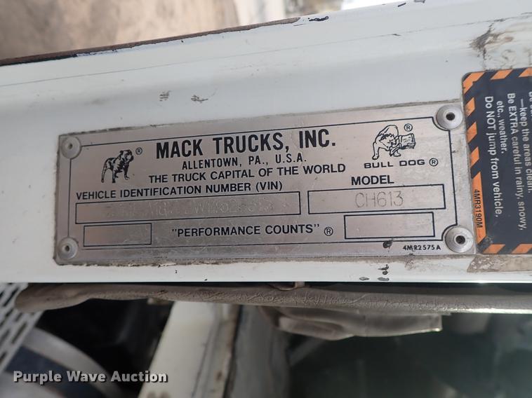 image for item DF1117 2002 Mack CH613 semi truck