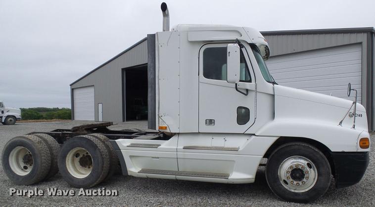 image for item DF7275 2000 Freightliner Century Class semi truck