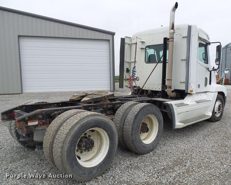 image for item DF7275 2000 Freightliner Century Class semi truck