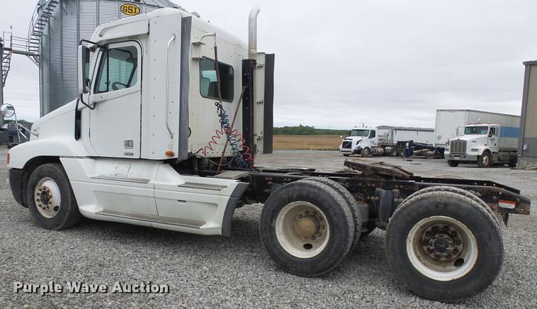 image for item DF7275 2000 Freightliner Century Class semi truck