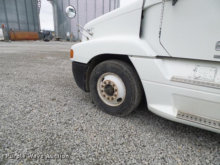 image for item DF7275 2000 Freightliner Century Class semi truck