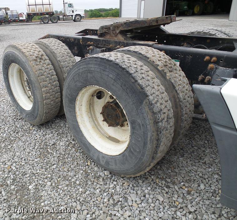 image for item DF7275 2000 Freightliner Century Class semi truck