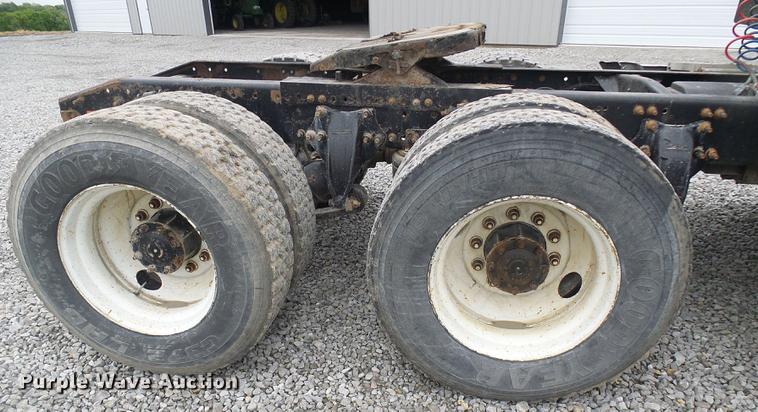 image for item DF7275 2000 Freightliner Century Class semi truck