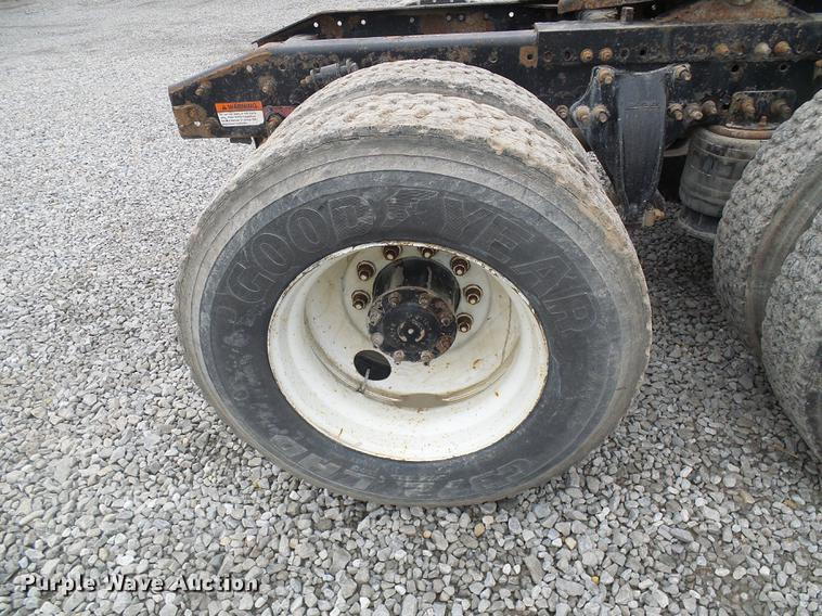 image for item DF7275 2000 Freightliner Century Class semi truck