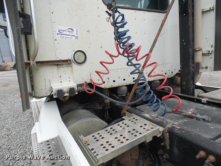 image for item DF7275 2000 Freightliner Century Class semi truck