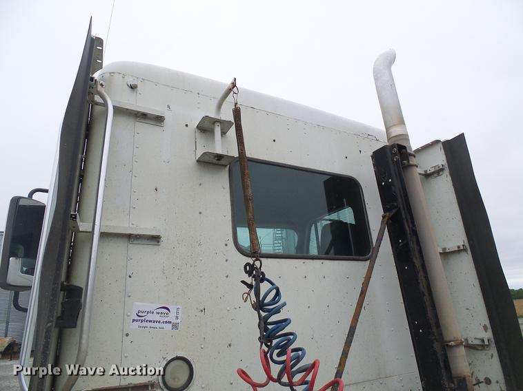 image for item DF7275 2000 Freightliner Century Class semi truck