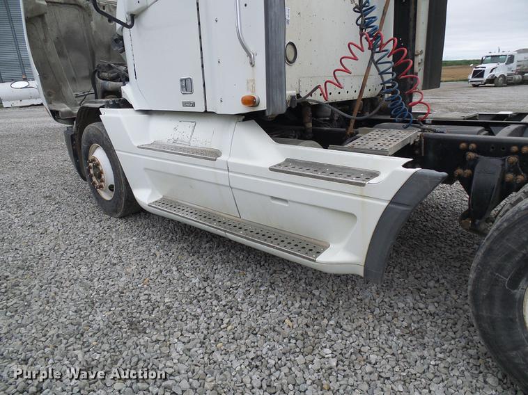 image for item DF7275 2000 Freightliner Century Class semi truck