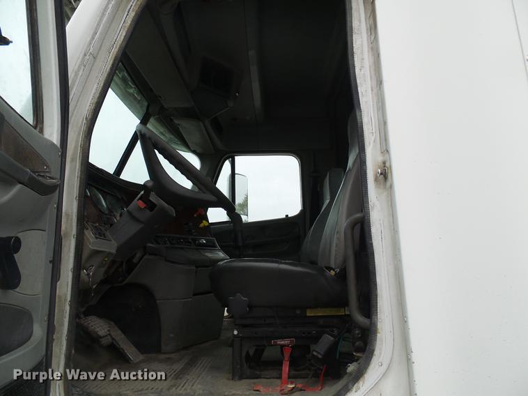 image for item DF7275 2000 Freightliner Century Class semi truck