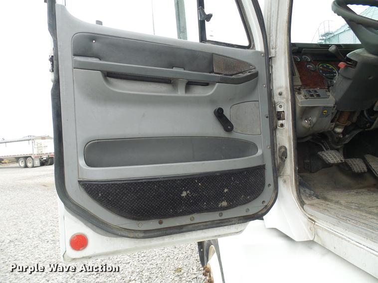 image for item DF7275 2000 Freightliner Century Class semi truck