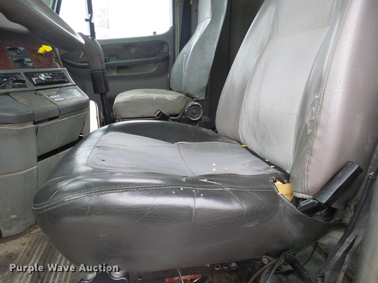 image for item DF7275 2000 Freightliner Century Class semi truck