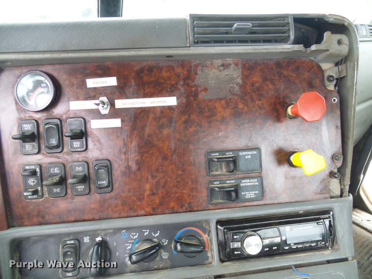 image for item DF7275 2000 Freightliner Century Class semi truck