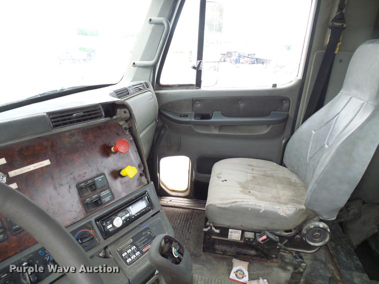 image for item DF7275 2000 Freightliner Century Class semi truck