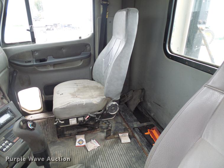 image for item DF7275 2000 Freightliner Century Class semi truck