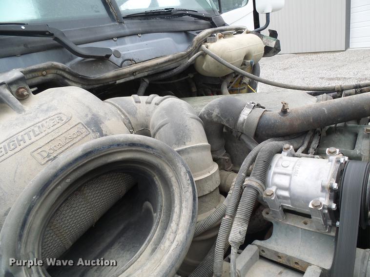 image for item DF7275 2000 Freightliner Century Class semi truck