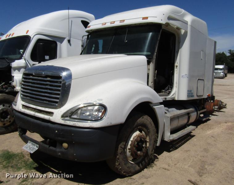 image for item DF8072 2004 Freightliner Columbia semi truck